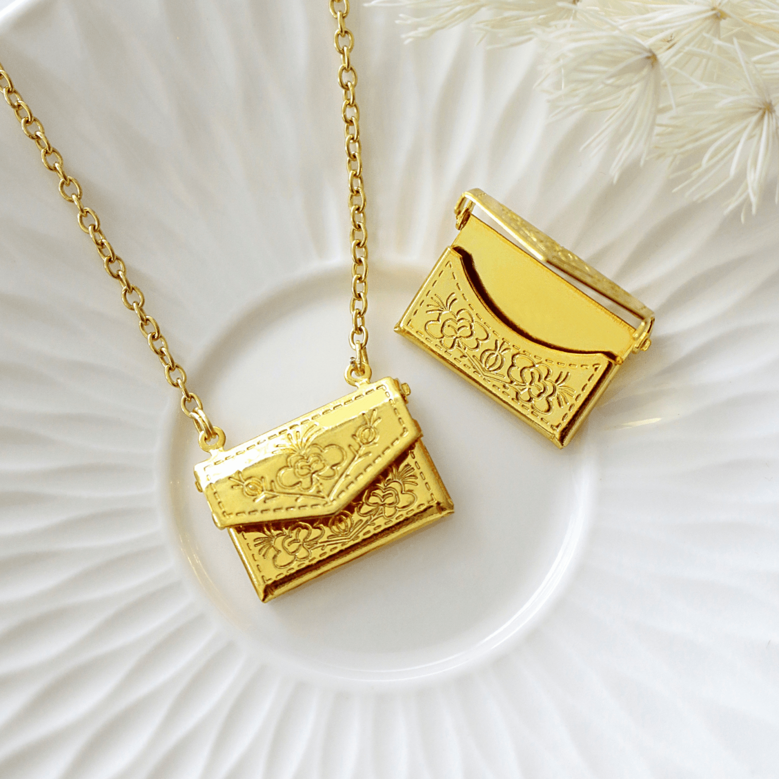 Solenne Daisy Envelope Locket - Solenne Atelier