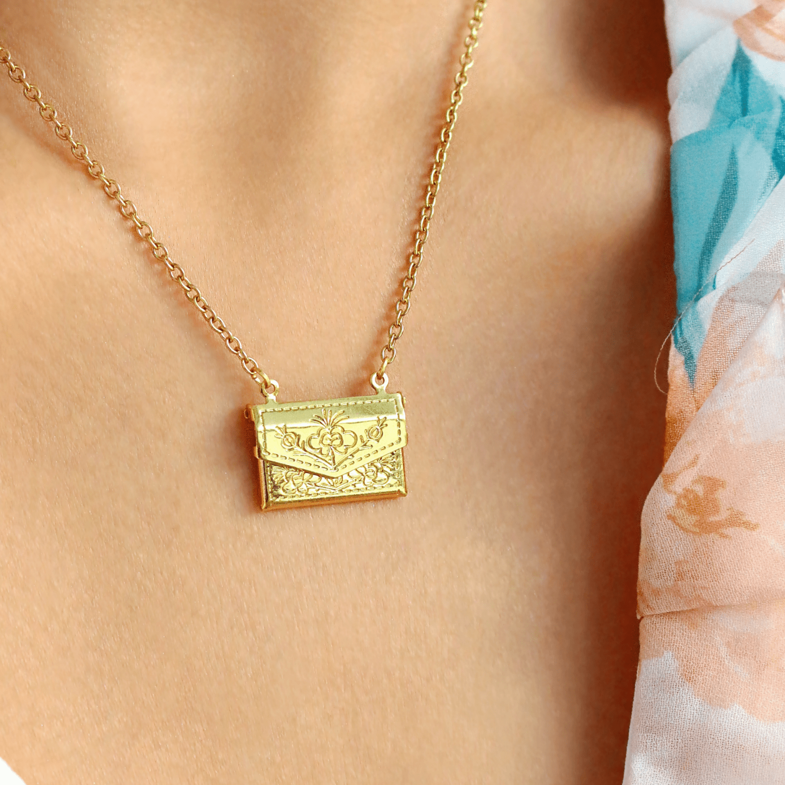 Solenne Daisy Envelope Locket - Solenne Atelier